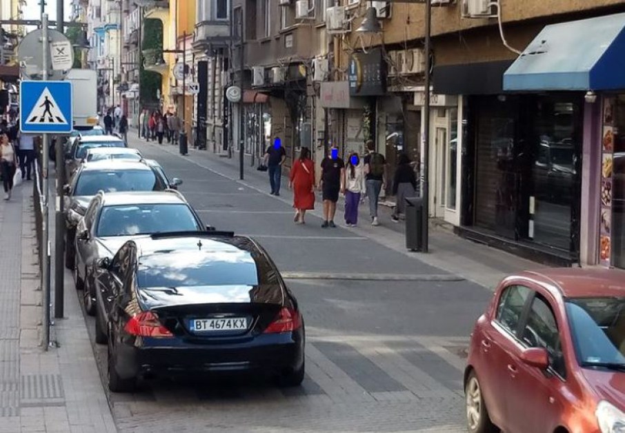 Паркиране в центъра на София предизвика въпроси.Водач с черен Мерцедес