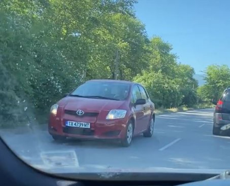 Червена кола се озова в насрещното в Пловдив СНИМКИ