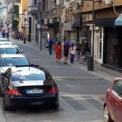 Паркиране в центъра на София предизвика въпроси Водач с черен