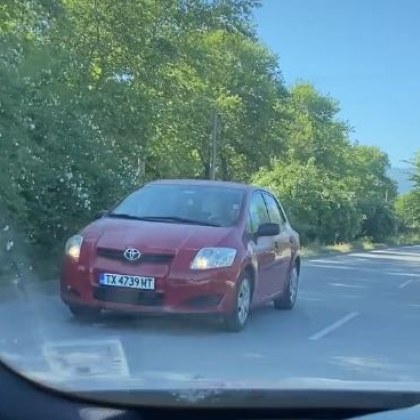 Абсурд на оживен път в Пловдив Лек автомобил подкара в