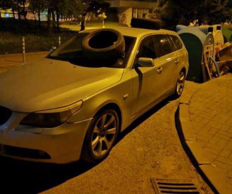 Невиждано: засипаха с гуми паркирано БМВ СНИМКА