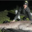 Гигантско чудовище с тегло 65 кг: мъж улови риба с рекорден размер СНИМКИ