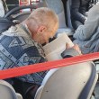 Четящ мъж в трамвая, или столичанинът, превърнал дъното в комфорт