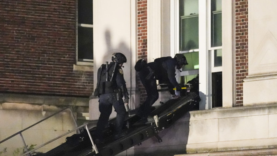 Нюйоркската полиция влезе в Колумбийския университет, където се бяха барикадирали