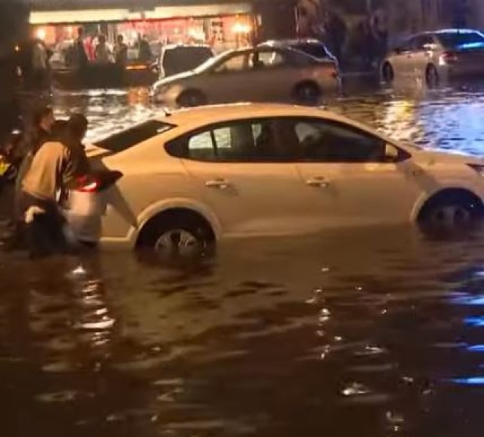 Проливни дъждове наводниха Анкара