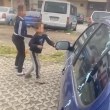 Деца от Шекера заляха колата на жена с боя - отказала да им даде пари