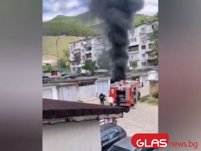 Запали се гараж в Сопот ВИДЕО