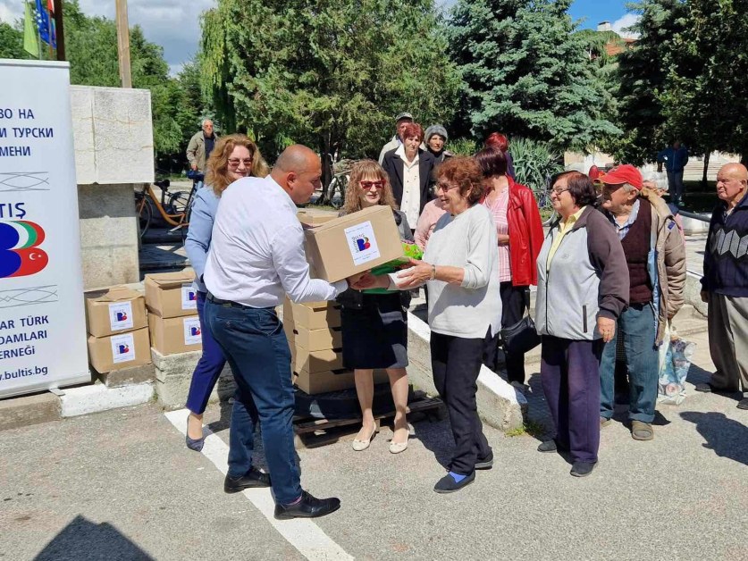 45 социално слаби хора от Калековец получиха дарения от 
