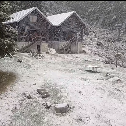 Сняг се сипе на парцали в Пирин планина над Сандански