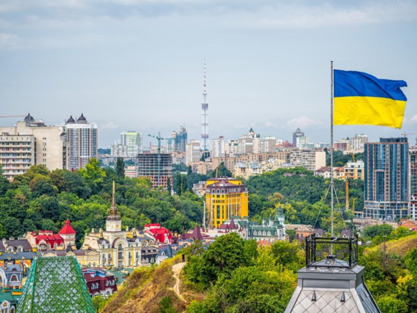 Киев спря консулските услуги за мъжете, живеещи извън Украйна