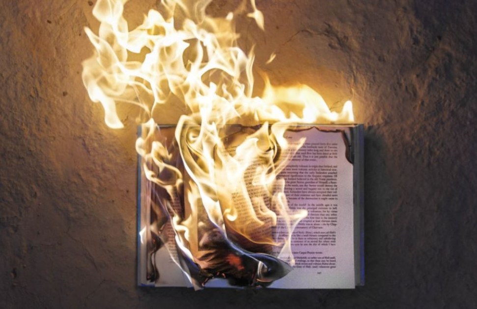 Мъж и жена запалиха копие на Корана в шведския град
