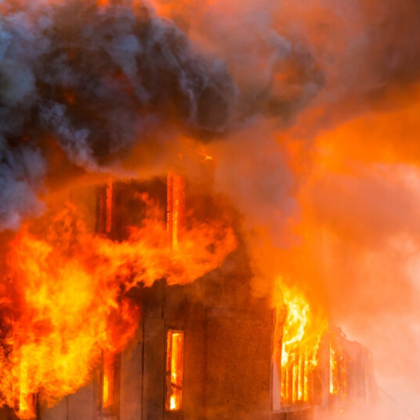 Къща на тричленно семейство е изгоряла напълно при пожар в