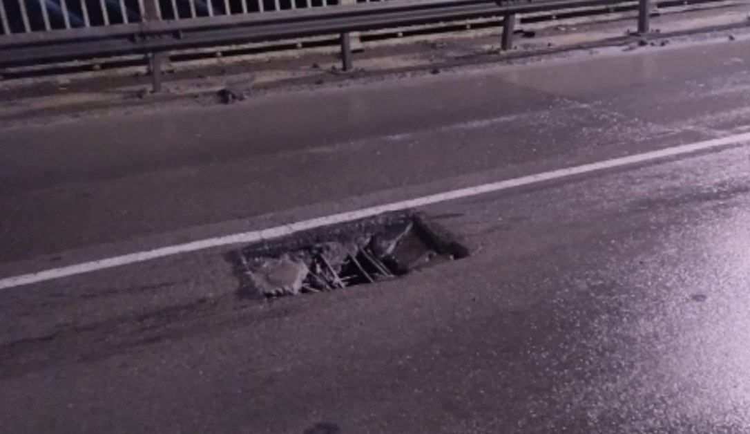 Обезопасиха опасната дупка на Дунав мост, 7 коли са спукали гума