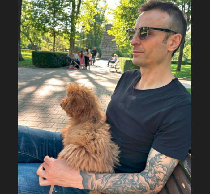Димитър Бербатов с кучето в парка на Великден