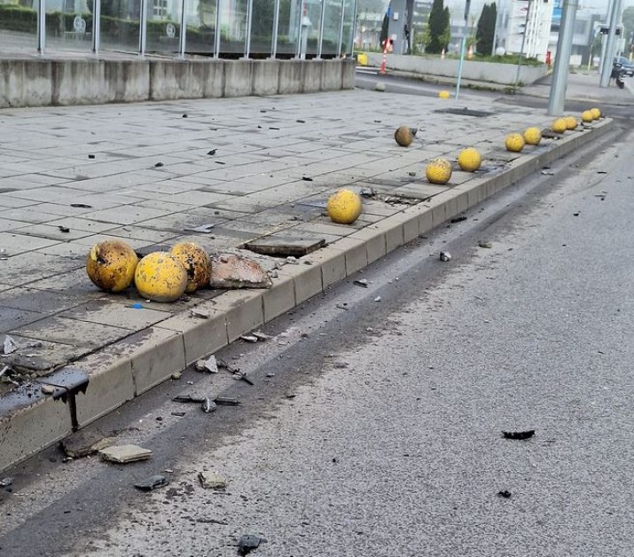 Каскада в София! Събраха бетонните топки по булевард СНИМКИ