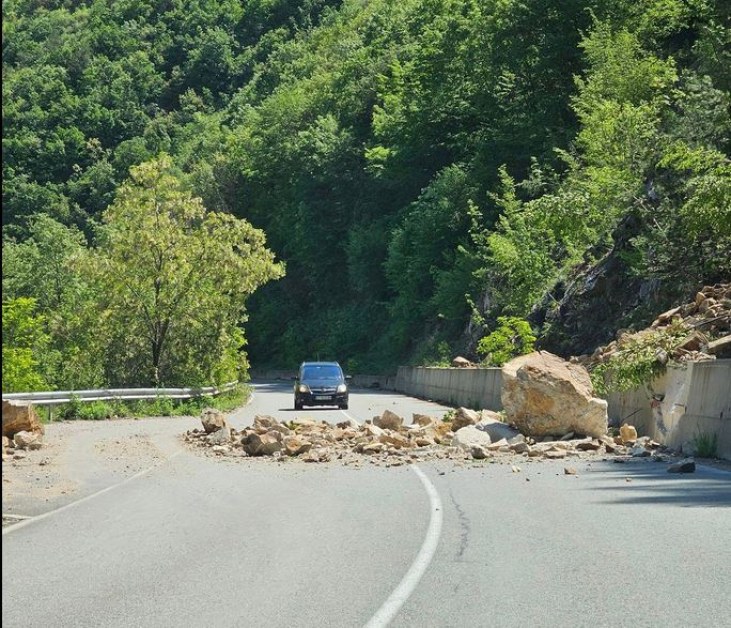 Срутища в Родопите! Скали рухнаха на важен път СНИМКИ