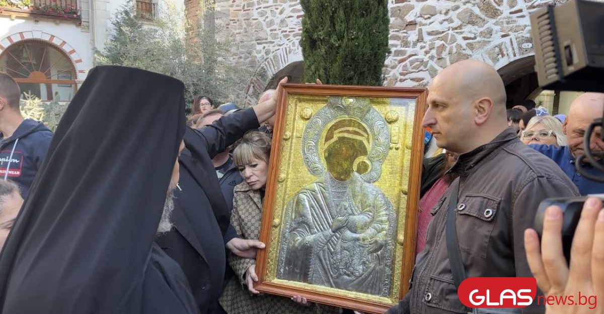 Преди минути, във втория ден на Великден, стартира Литията с