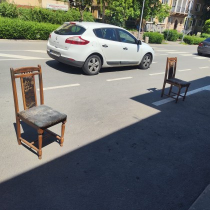 Два стола пазят паркомясто във Велико Търново По традиция туби