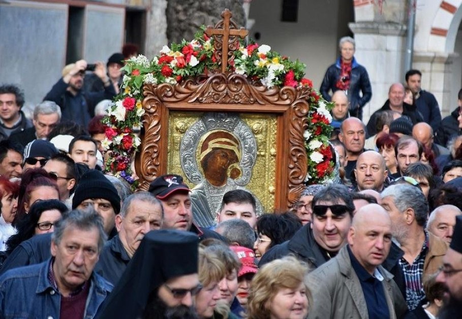 Тръгва шествие с иконата на Богородица на Бачковския манастир