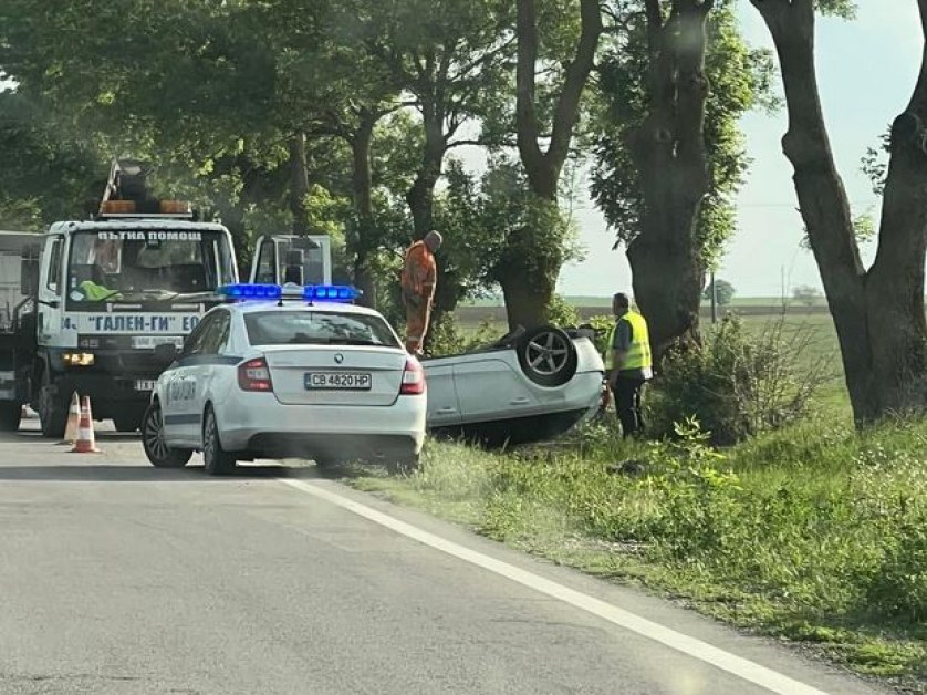 Кола се обърна на оживен път СНИМКИ