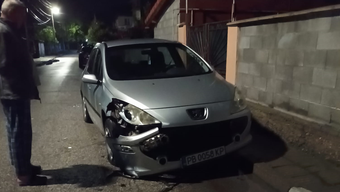 Шофьор блъсна паркирана кола в Стамболийски и избяга ВИДЕО+СНИМКИ