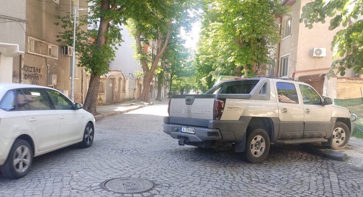 Паркирането на голям пикап предизвика въпроси.Машината, която е с бургаски