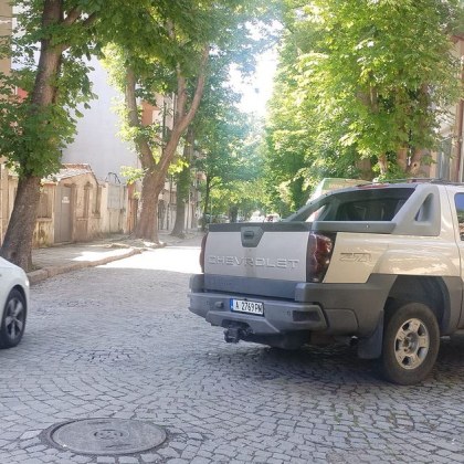 Паркирането на голям пикап предизвика въпроси Машината която е с бургаски