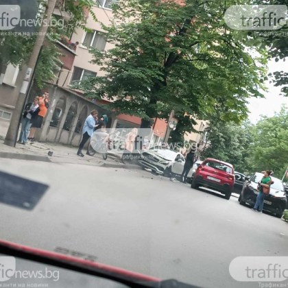 Катастрофа между два автомобила е станала на ул Лерин в Смирненски
