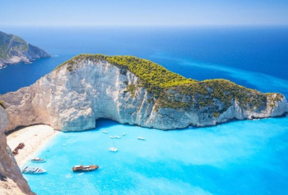 Райски гръцки плаж остава затворен