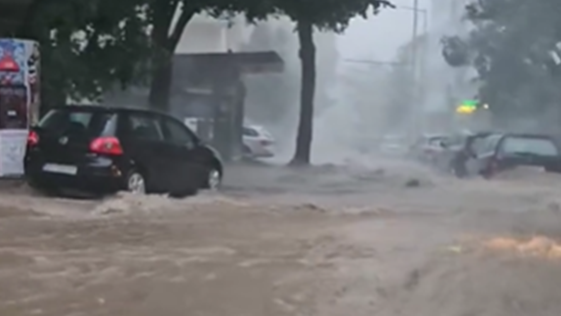 Проливен дъжд наводни улици в Плевен ВИДЕО+СНИМКИ