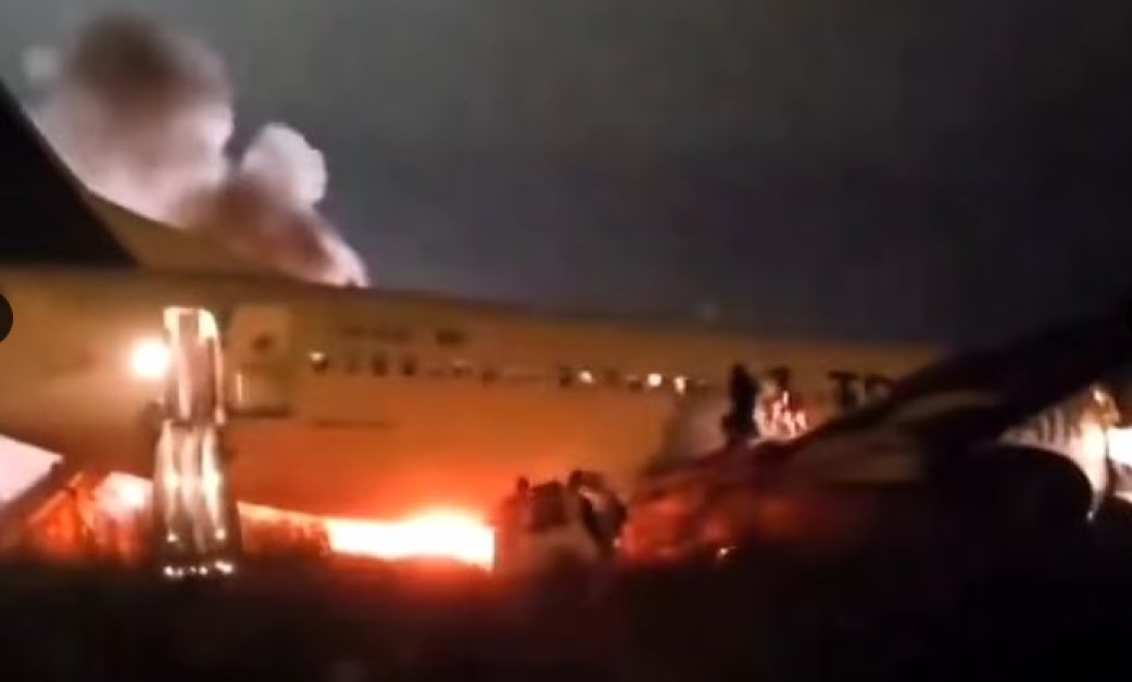 Шокиращи кадри показаха ужасени пътници, които бягат от горящия самолет Боинг на