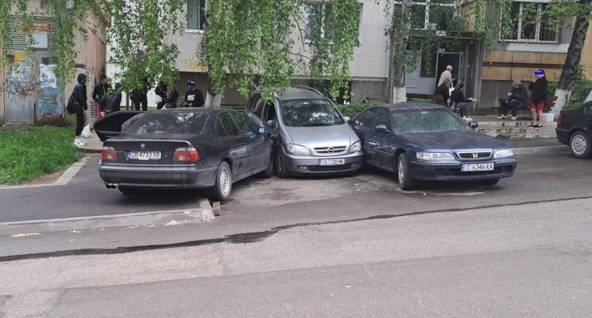 Пътен инцидент е станал в София днес, алармират граждани.Лек автомобил