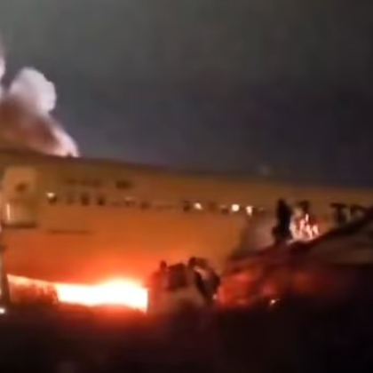 Шокиращи кадри показаха ужасени пътници които бягат от горящия самолет Боинг на