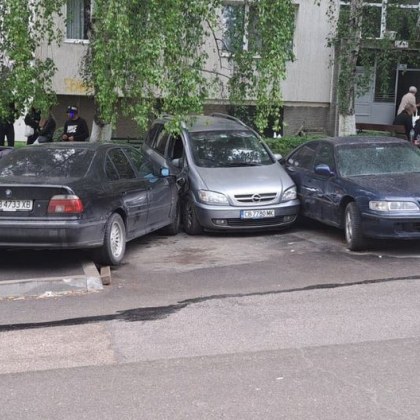 Пътен инцидент е станал в София днес алармират граждани Лек автомобил