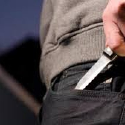 Намушкаха с нож мъж в Угърчин съобщиха от полицията Сигналът