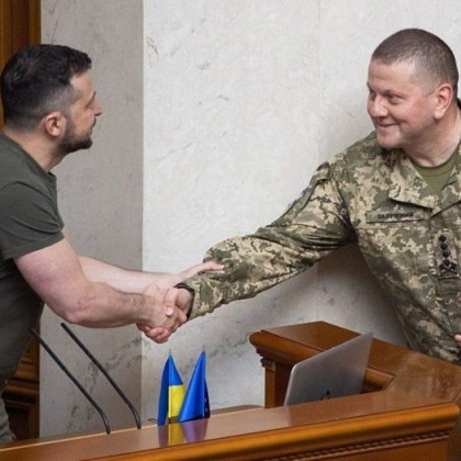 Президентът на Украйна върховният главнокомандващ Владимир Зеленски освободи от военна