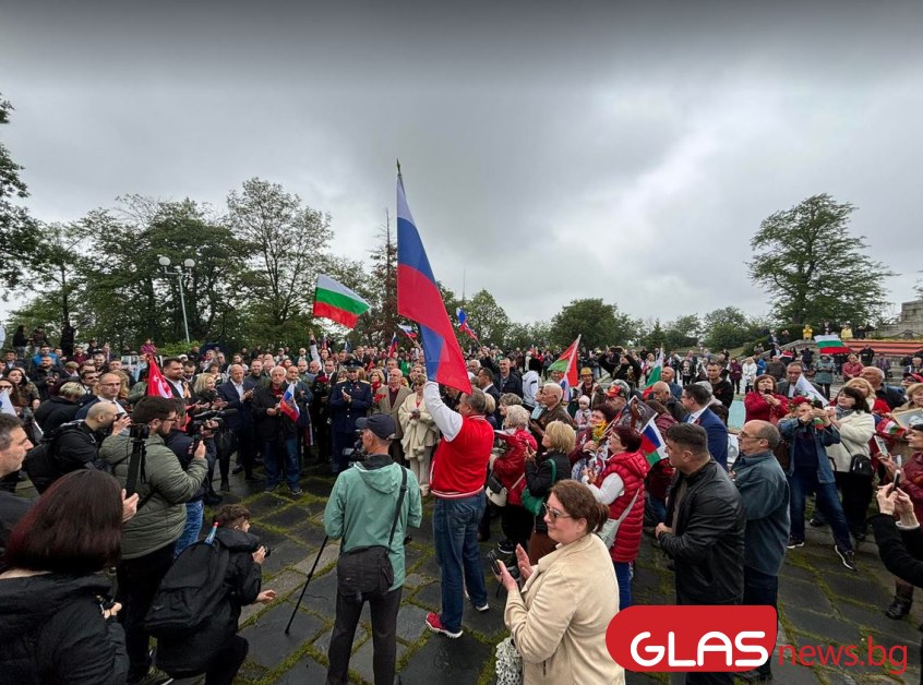 Денят на победата в Пловдив: Безсмъртният полк положи цветя при Альоша СНИМКИ