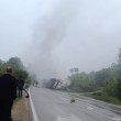 Камион се подпали на важен път, обърна се  СНИМКА