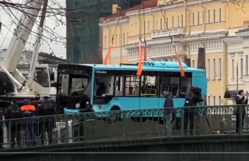 7 станаха жертвите на инцидента с автобус, паднал в река в Санкт Петербург ВИДЕО