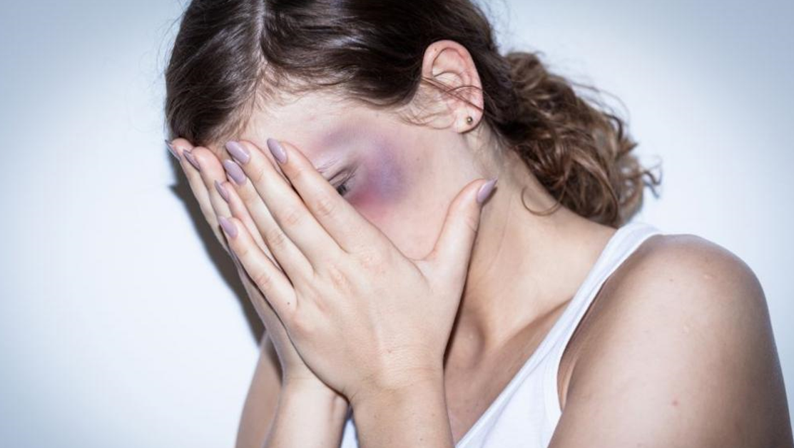 Фрапиращ случай на домашно насилие във Великотърновско. Млад мъж прободе