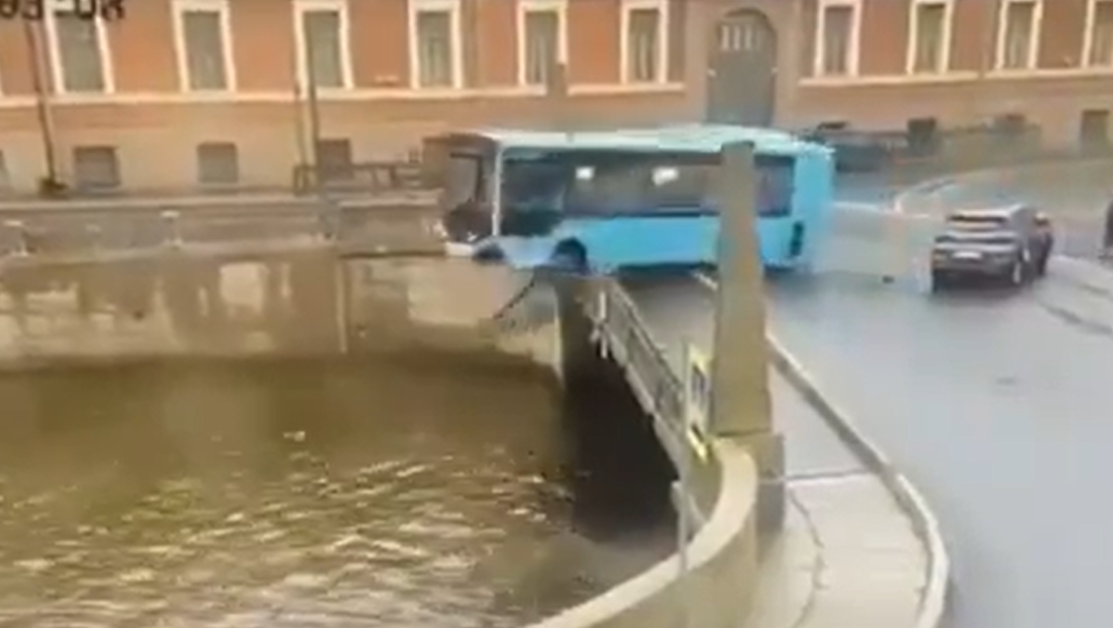 Пътнически автобус падна в река Мойка в Санкт Петербург.Според властите