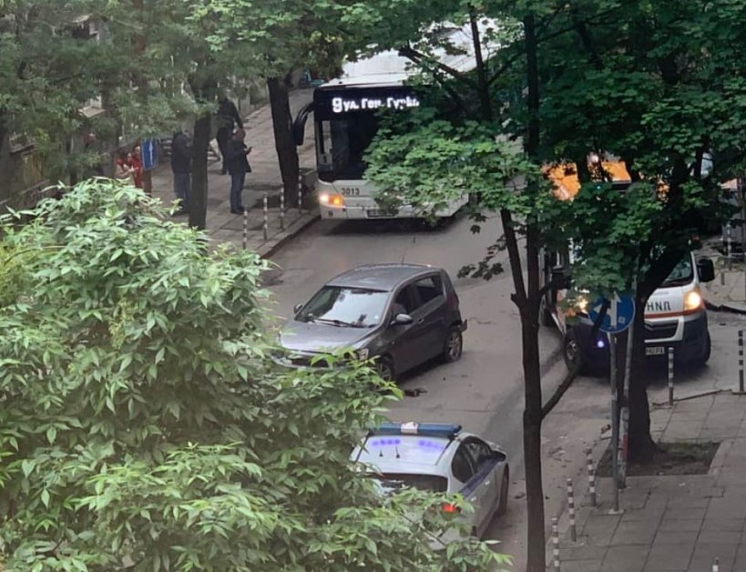 Тежка катастрофа в София, пристигнаха медици и полицаи СНИМКИ