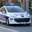 Мъж нападна жена с резачка и простреля двама полицаи в Париж