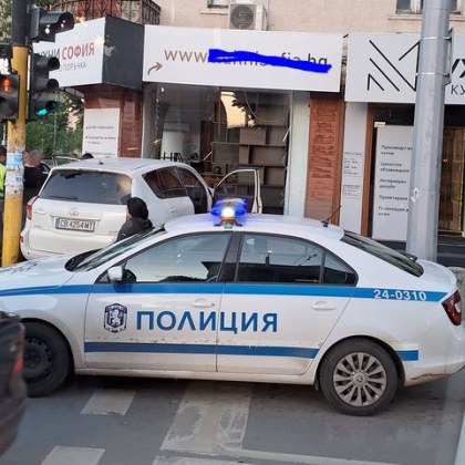 Инцидент! Джип отнесе витрината на магазин СНИМКИ