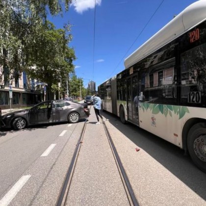 Лек автомобил и автобус се блъснаха в София Инцидентът стана