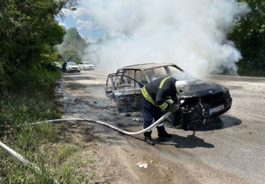 Лек автомобил БМВ Х3 със софийска регистрация се е запалил 