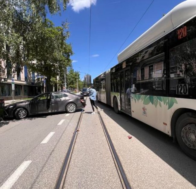 Лек автомобил и автобус се блъснаха в София. Инцидентът стана