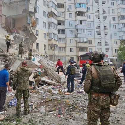 Голяма част от жилищен блок се срина след украински обстрел