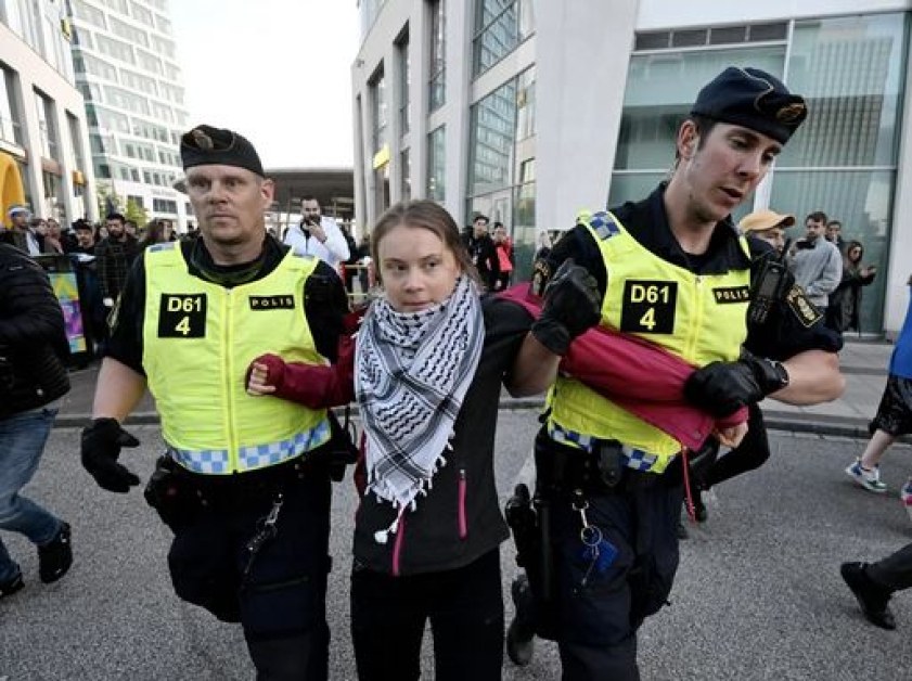 Полицията отблъсна пропалестински демонстранти около стадиона Малмьо Арена“ в Южна