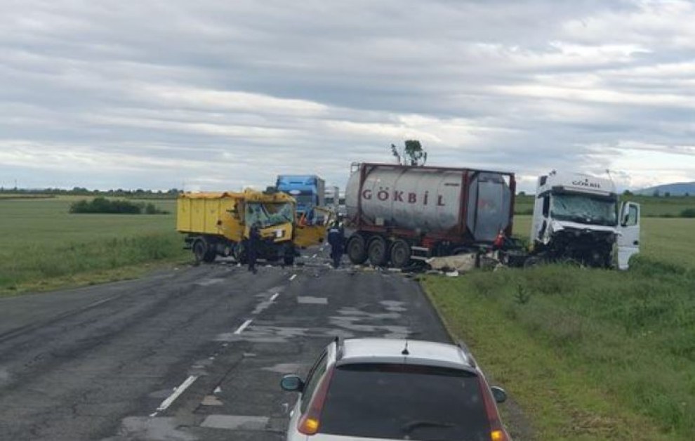 Тежък пътен инцидент е станал на пътя Петолъчката-Лозенец в посока-Бургас. Две